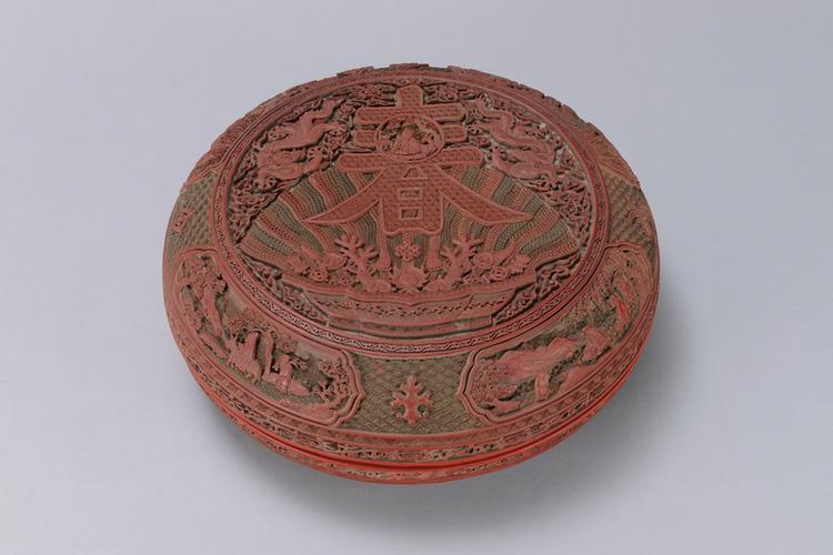 乾隆款剔红寿春图开光山水人物图圆盒