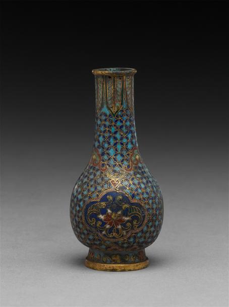 掐丝珐琅锦地勾莲纹开光瓶