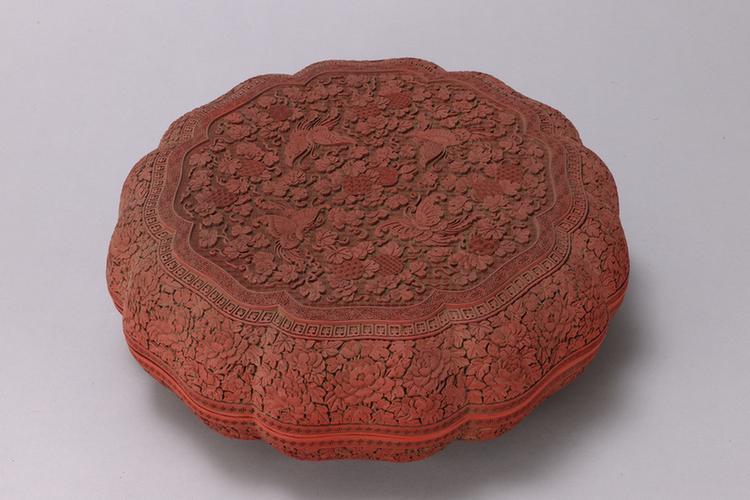 剔红瓜瓞缠枝莲纹葵瓣式盒