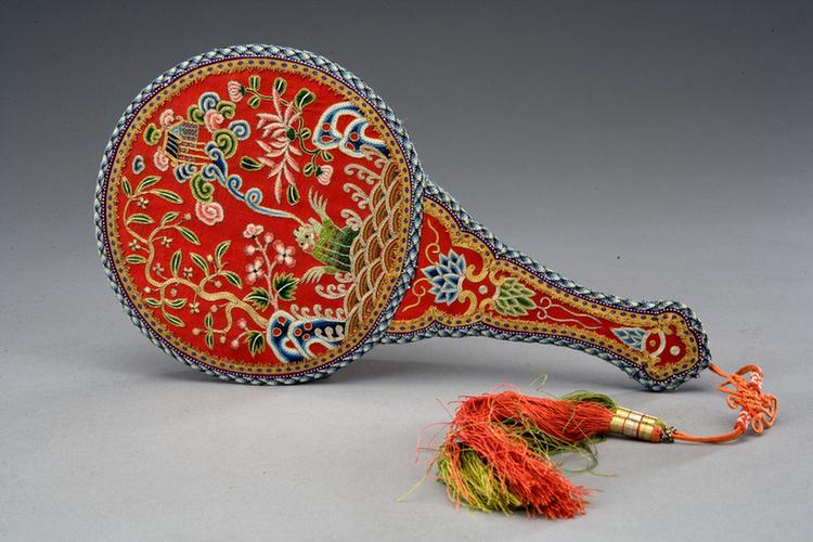 红色缎辫绣蟾宫折桂纹活计-镜子