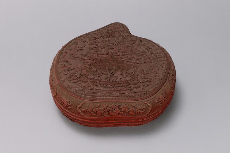 剔红寿春图桃式盒