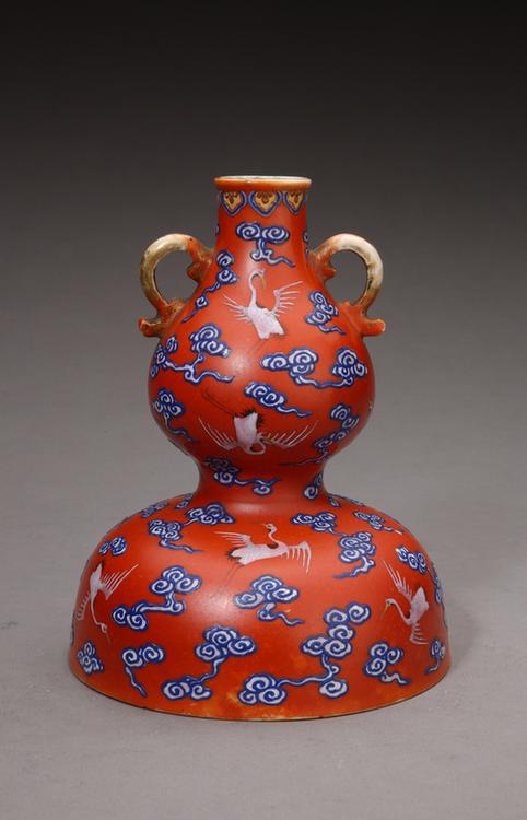 红地蓝料彩朵云粉鹤纹葫芦式盒瓶