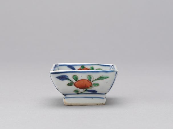 万历款五彩折枝花果纹长方碟