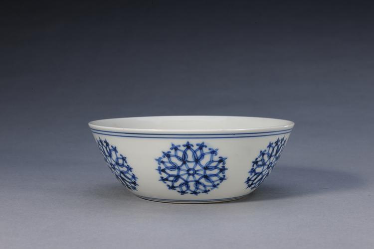 成化款青花团花纹卧足碗