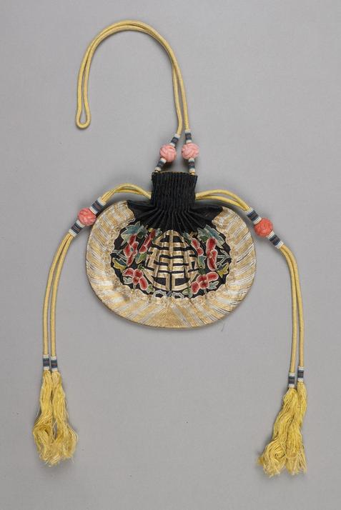 石青色缎平金锁绣海棠团寿纹椭圆荷包