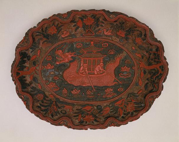 嘉靖款剔彩莲塘龙舟纹荷叶式盘