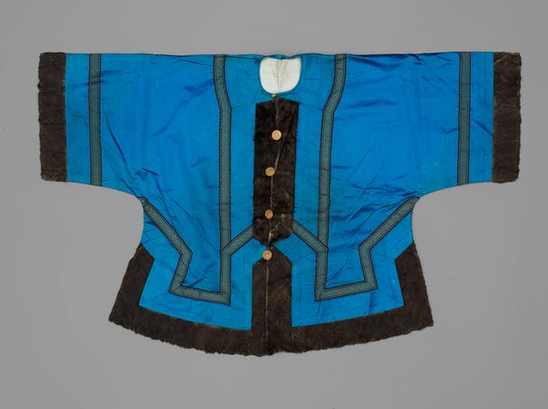 月白色素缎镶貂皮边对襟夹马褂