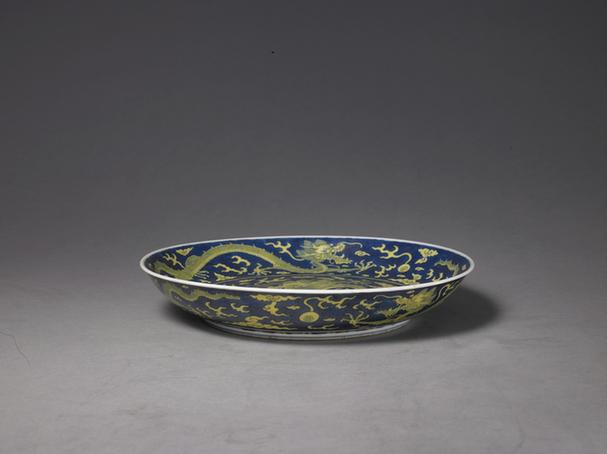 蓝地黄彩云龙纹盘
