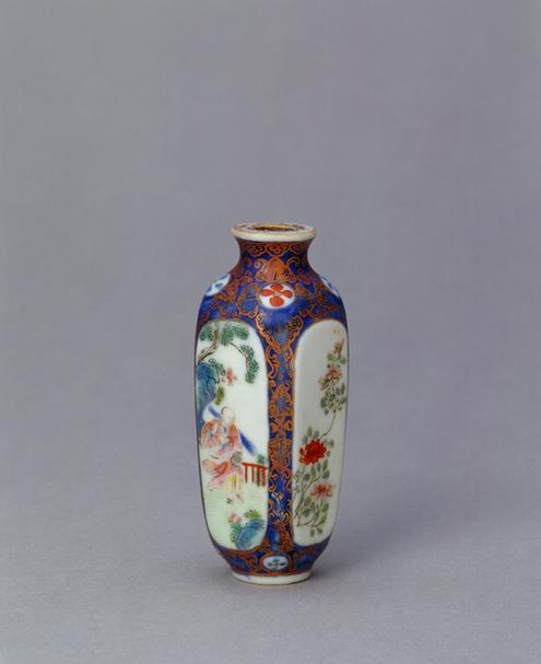 乾隆款青花描金开光粉彩人物花卉纹委角鼻烟壶