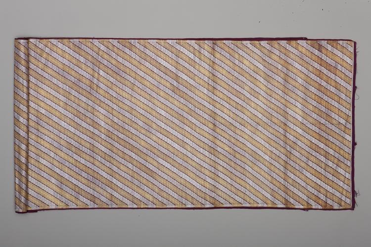 藕荷色地斜绦小花纹回回织金银锦