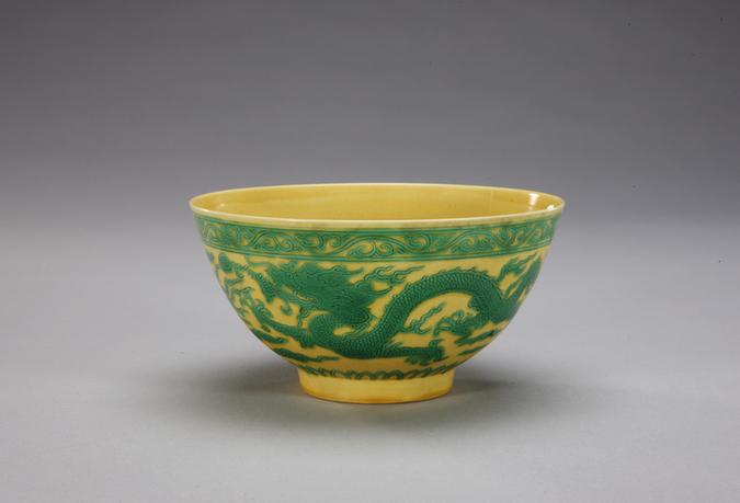 康熙款黄地绿彩里寿字外龙凤纹碗