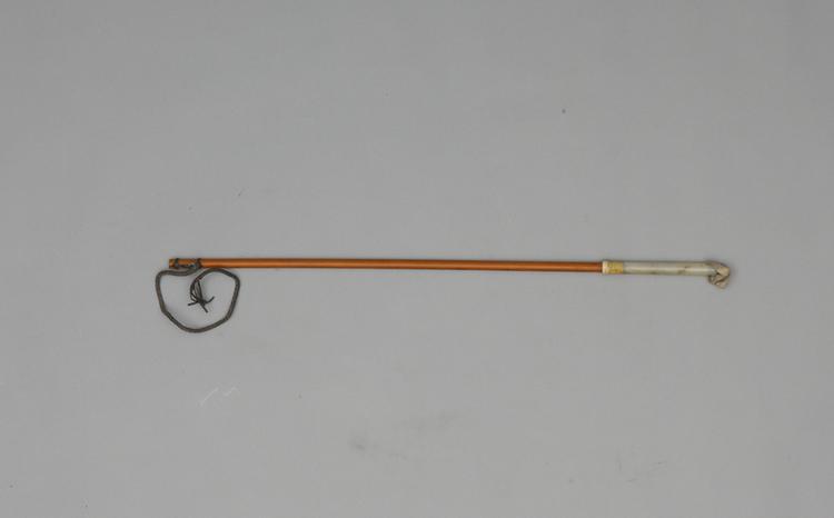 青玉柄镶牙藤鞭