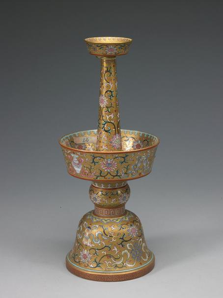 乾隆款金地粉彩勾莲八宝纹五供-蜡扦