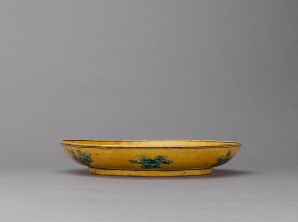 万历款黄地紫绿彩龙纹盘