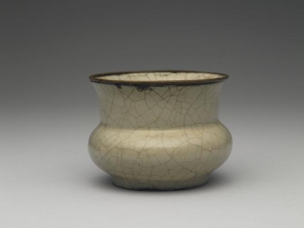 南宋-元 官窑 青瓷渣斗式尊