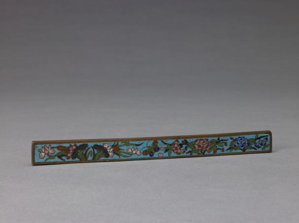 掐丝珐琅四季花卉纹镇纸