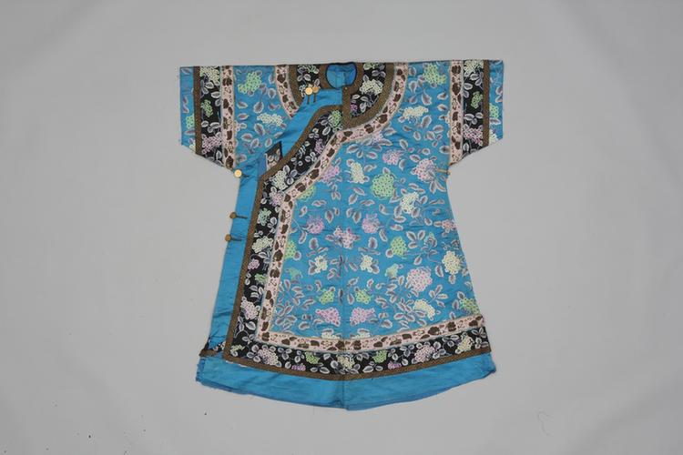 品月色缎绣绣球纹衬衣拆片