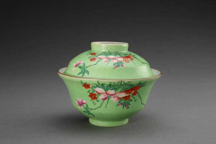乾隆款绿地轧道粉彩花卉纹盖碗