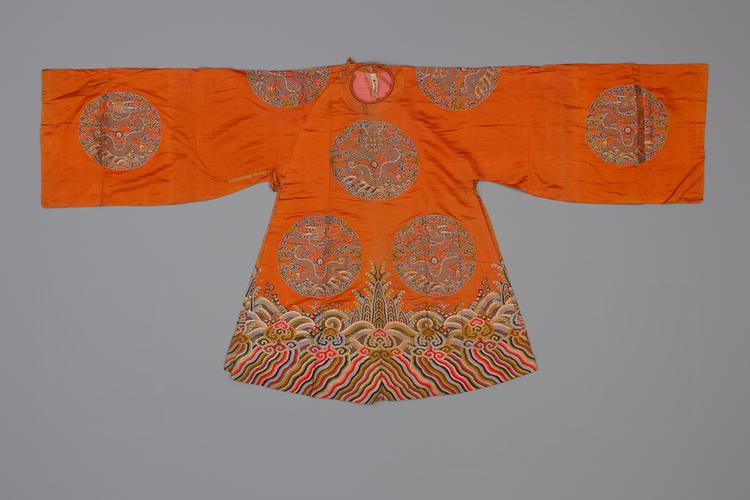 杏黄色十二团彩云金龙纹妆花缎女蟒