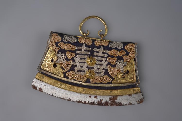 蓝色缎平金银云蝠纹双喜字荷包式火燫