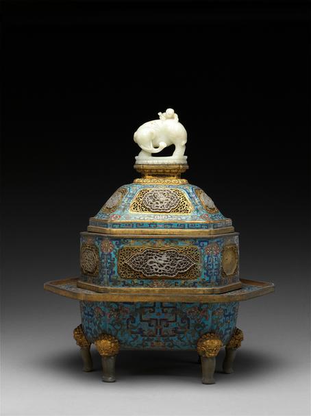 掐丝珐琅勾莲纹嵌玉六足炉