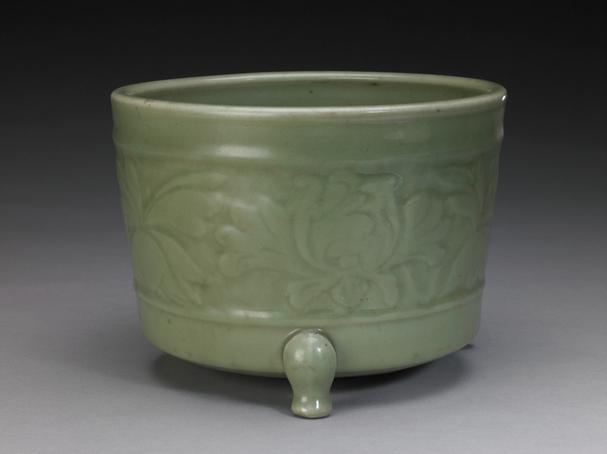 龙泉窑青釉刻折枝花卉纹三足炉