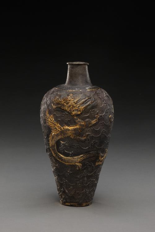 银锤云龙纹梅瓶