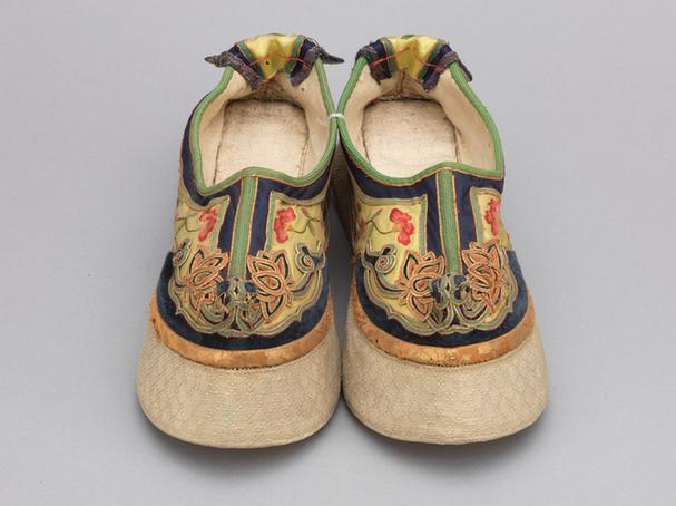 黄色缎绣石榴花帮绒云纹头尖底鞋