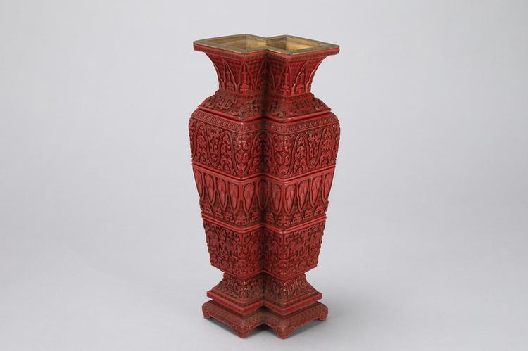 剔红夔龙蕉叶纹带座方胜式四层花插