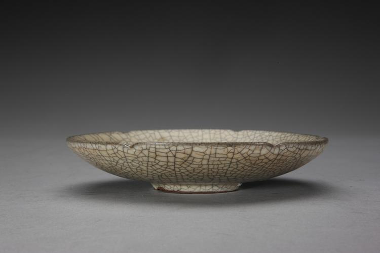 哥窑米黄釉葵瓣口盘