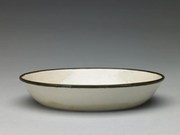 定窑白釉印花海兽鱼纹洗