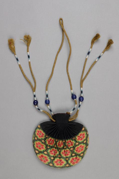 香色缎口铺绒朵花六角纹椭圆荷包