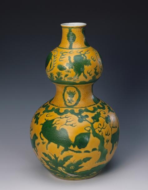 嘉庆款黄地绿彩花卉纹葫芦瓶