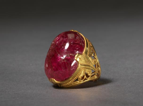 金镶红宝石戒指