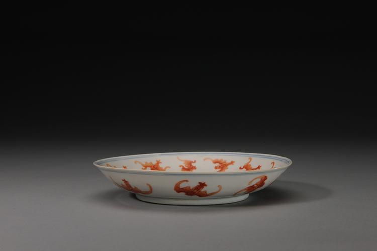 光绪款白地矾红彩蝙蝠纹盘