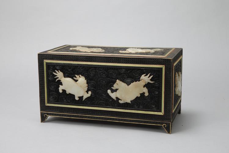 剔黑锦纹嵌玉云兽纹长方匣