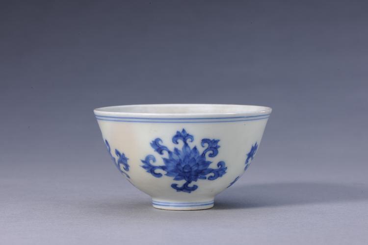 成化款青花折枝莲纹碗