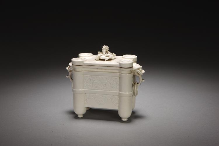 仿定窑白釉凸蟠螭纹兽耳活环四足方盖炉