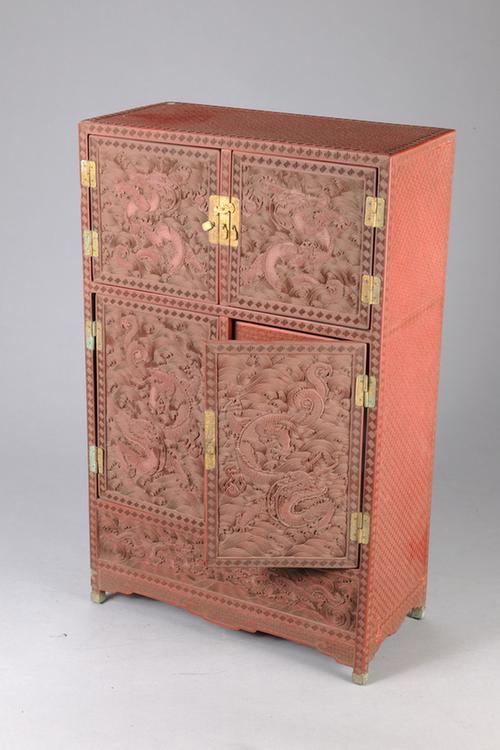 剔红海水龙珠纹柜