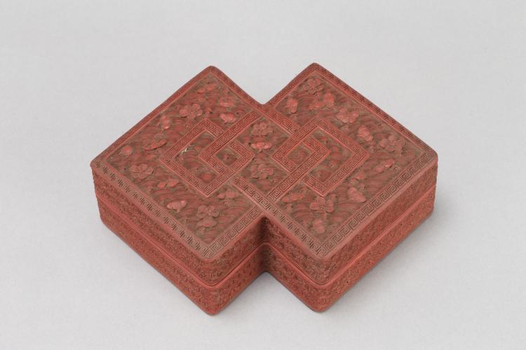 剔红落花流水纹方胜式盒