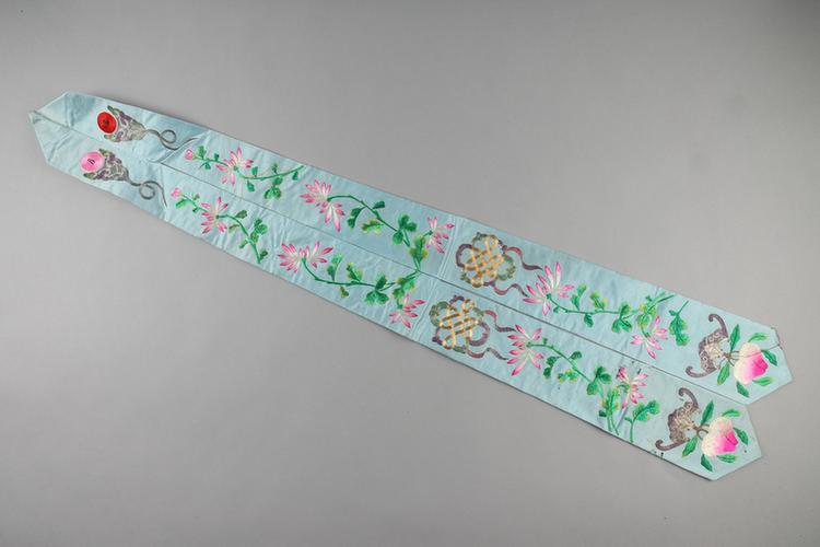湖色缎绣花卉纹帽飘带