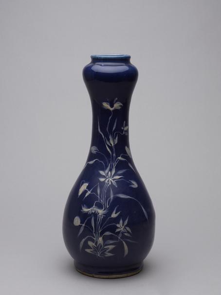 祭蓝釉白花荷莲纹长颈瓶