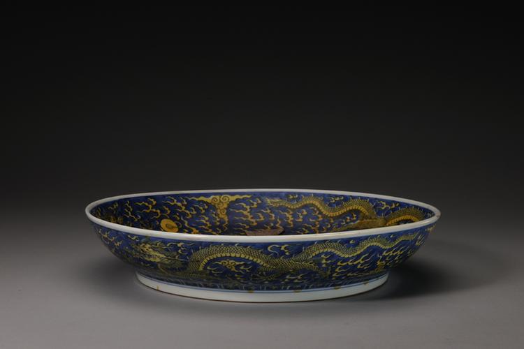 蓝地黄云龙纹盘