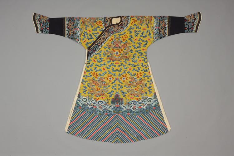 明黄色缂丝彩云金龙纹上羊皮下银鼠皮女龙袍