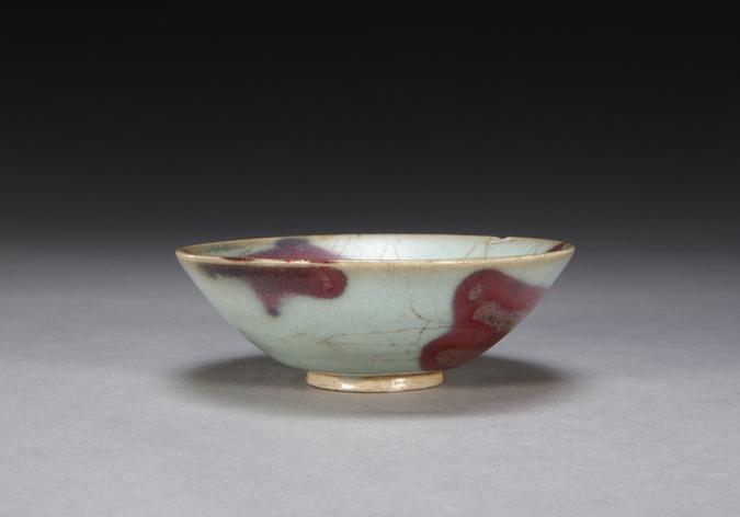 钧窑天蓝釉红斑碗