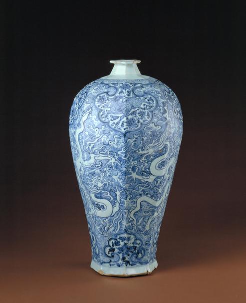 景德镇窑青花海水白龙纹八方梅瓶