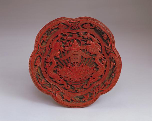 乾隆款剔红寿春图梅花式盘