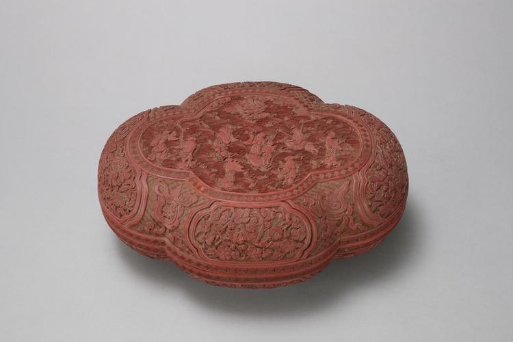 剔红八仙过海图海棠式盒