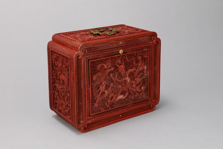 剔红海水龙纹长方带屉提匣