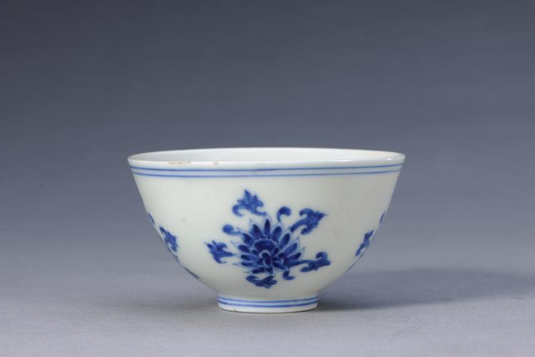 成化款青花折枝莲纹碗